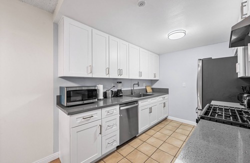 Southwest Anaheim Condo | Disney/Knotts Berry Condo! 12 mins ride to Disney