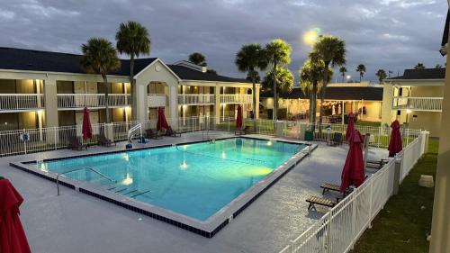 Kissimmee Apartment | Disney Studio 2 Queens & Shuttle