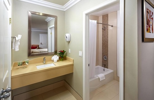 Anaheim Resort Hotel | Disney Trip – Walk to Downtown Disney, Theme Parks & Top Attractions!