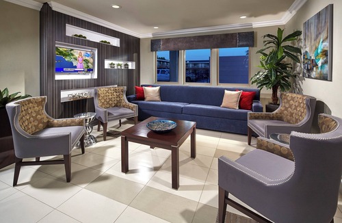 Anaheim Resort Hotel | Disney Trip – Walk to Downtown Disney, Theme Parks & Top Attractions!