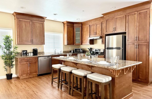 Fullerton House | Disneyland Getaway Tri-level Gated Townhome