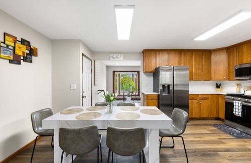 Streamwood House | Displaced Housing | 5BR | Pet Friendly