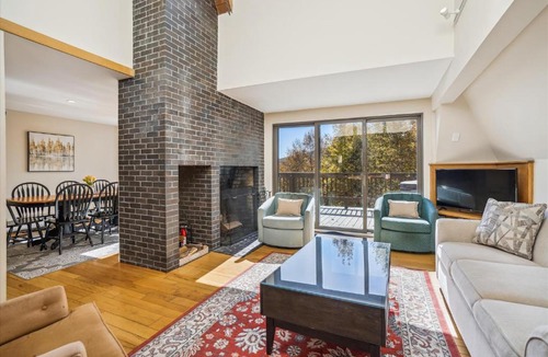 Killington House | Distinctive 4 bedroom townhouse, hot tub, minutes from the slopes Winterberry 1