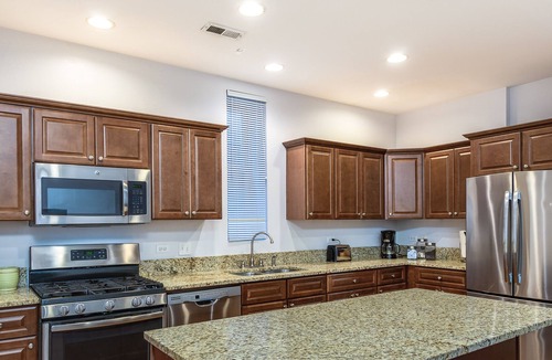 Wrightwood Neighbors House | Diversey #1 - Lincoln Park Living: 5 Queen Beds / 2 FULL Bathroom