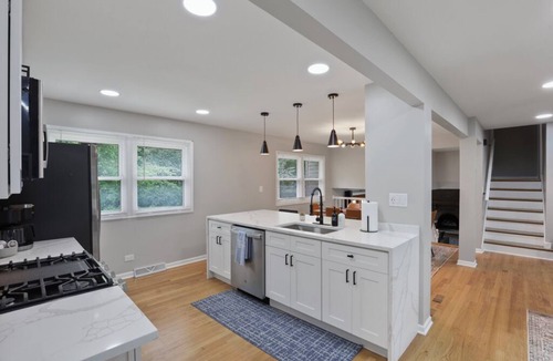 Darien House | Divine - 3 King Beds!