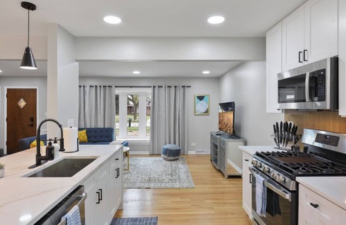 Darien House | Divine - 3 King Beds!