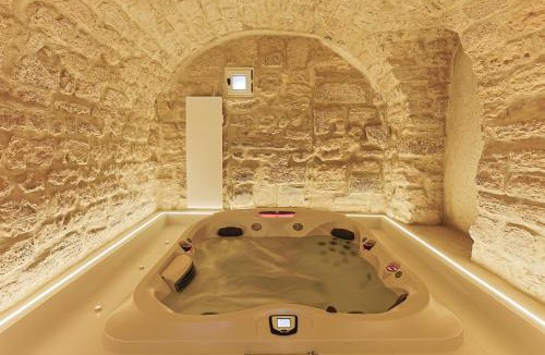 Carrieres-sur-Seine Apartment | Divine Couture - Suite Cambon