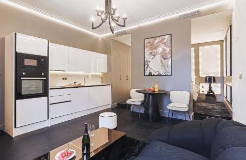 Carrieres-sur-Seine Apartment | Divine Couture - Suite Cambon