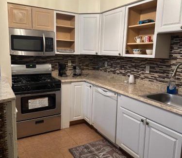 Newark House | Divine Villa and Resorts 67 Sherman 5mins to EWR Airport and 4mins to Penn Station Newark, 20Mins to New York