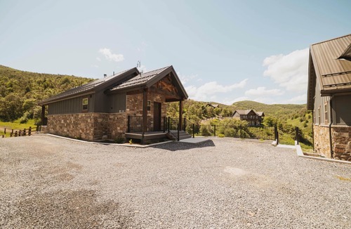 Preston House | DMR Cabin 4 | Two-Level | Max Capacity 16