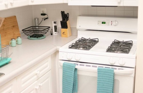 Aurora Highlands Apartment | DMV-RARE! Wifi - Mall & DC Airport Access