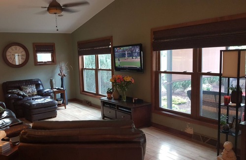 Milwaukee House | DNC Spacious House with pool!