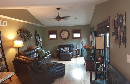 Milwaukee House | DNC Spacious House with pool!