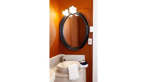 Cimarron Hotel | Doc Holiday - Historic Hotel Room