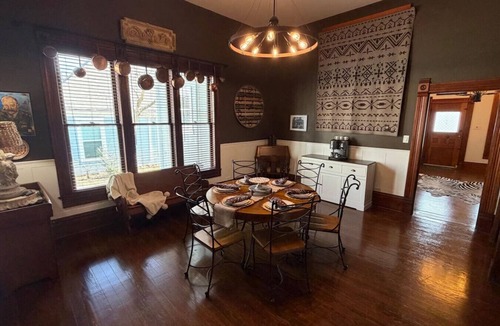 Denison House | Doc Holliday Western Bungalow Walk to Downtown