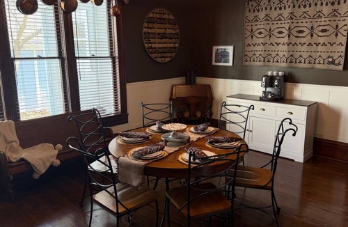 Denison House | Doc Holliday Western Bungalow Walk to Downtown