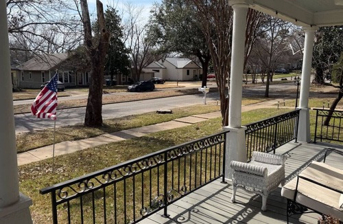 Denison House | Doc Holliday Western Bungalow Walk to Downtown