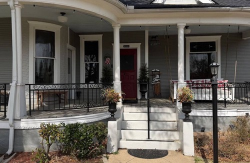 Denison House | Doc Holliday Western Bungalow Walk to Downtown