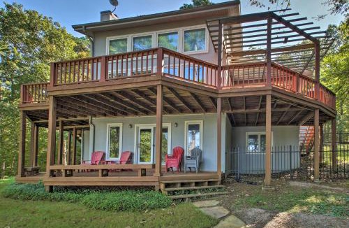 Jones Mills House | Dock and Kayaks Lakefront Hot Springs Home