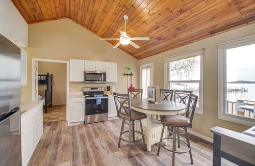 Twin Lakes House | Dock, Deck & Sunsets! Little Bungalow on Lake Mary