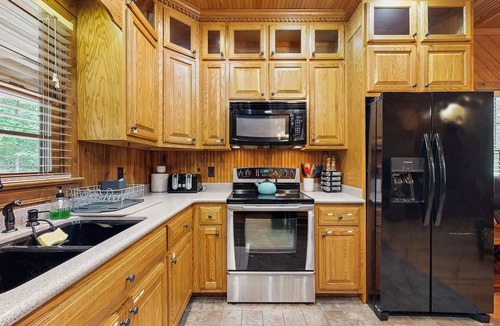 Wise Cabin | Dock & Fire Pit! Lake Gaston Cabin in Macon