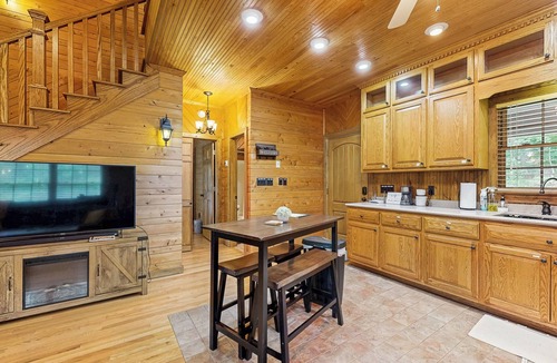 Wise Cabin | Dock & Fire Pit! Lake Gaston Cabin in Macon