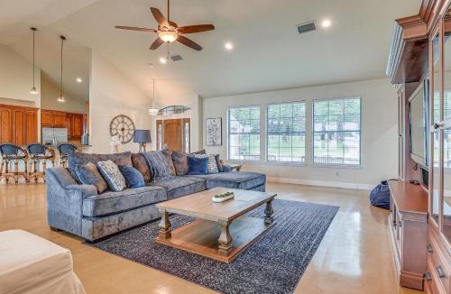 Alvarado House | Dock & Game Room: Alvarado Lake Getaway!