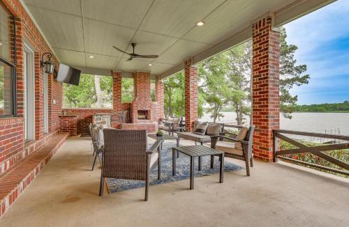 Alvarado House | Dock & Game Room: Alvarado Lake Getaway!