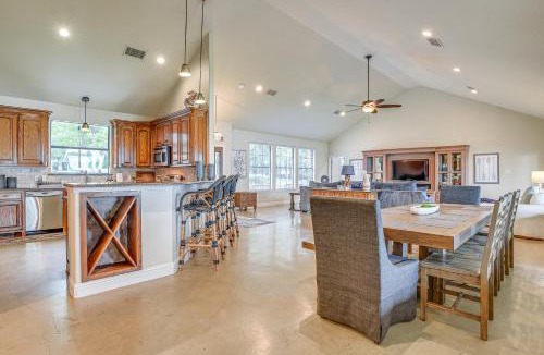 Alvarado House | Dock & Game Room: Alvarado Lake Getaway!