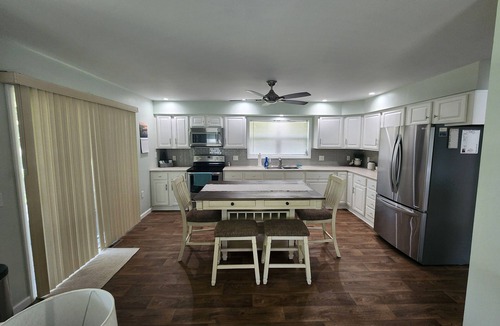Ashville House | Dock Holiday- Charming King Suite, 2BRM with WiFi, AC in beautiful Ashville