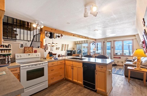 Bayview House | Dock's End Floating Home