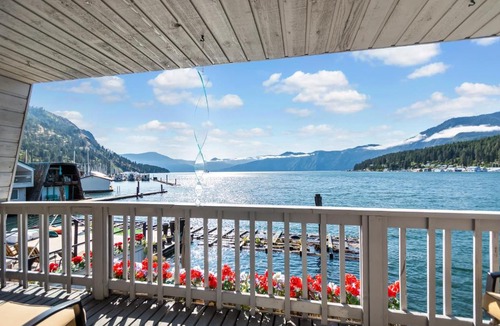 Bayview House | Dock's End Floating Home