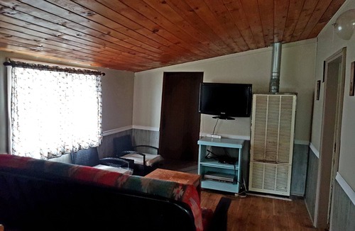 Cloyne Resort | Dock Side Cabin In North Frontenac