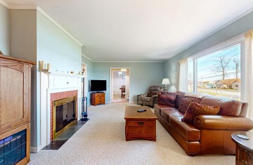 Auburn House | Dock! Waterfront Owasco Lake 'Moon Rise House'