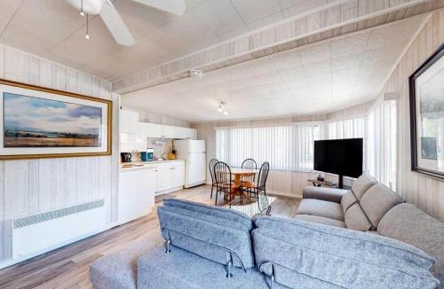 Wasaga Beach House | Dockhouse at Evergreen Resort in Wasaga Beach