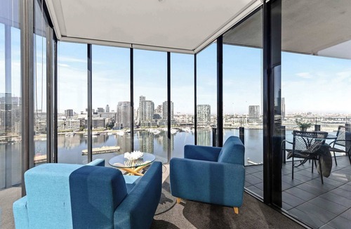 Docklands Apartment | Docklands Harbour View 3BR with Free Parking