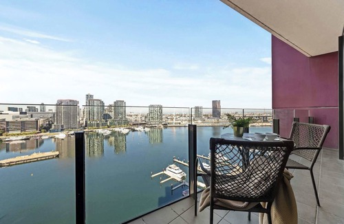 Docklands Apartment | Docklands Harbour View 3BR with Free Parking