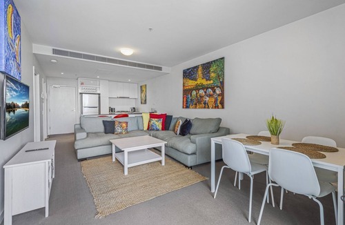 Docklands Apartment | Docklands Waterfront Elegance with Cityscape Views