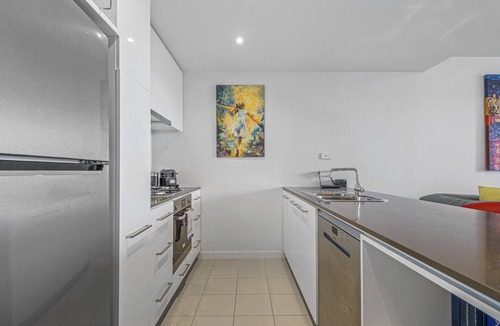 Docklands Apartment | Docklands Waterfront Elegance with Cityscape Views