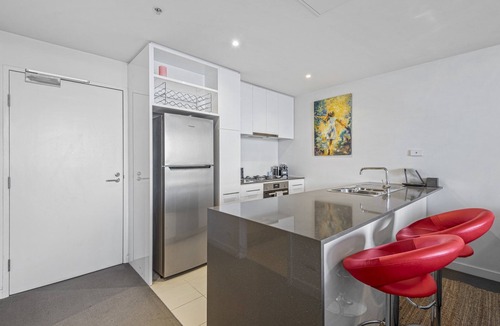 Docklands Apartment | Docklands Waterfront Elegance with Cityscape Views