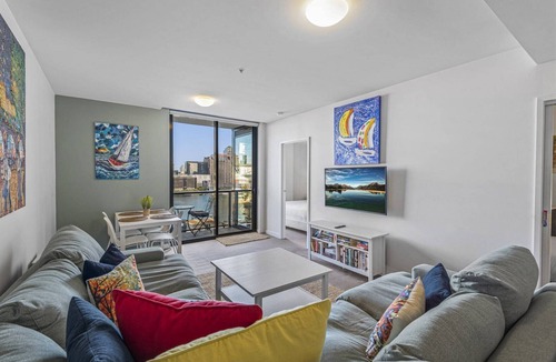 Docklands Apartment | Docklands Waterfront Elegance with Cityscape Views