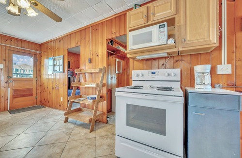 Spirit Lake Cottage | Docksid days & Sunrise mornings on East Lake- Private dock- sleeps 10