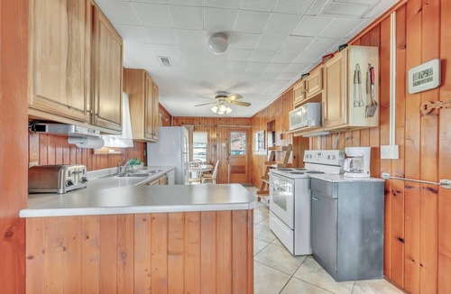 Spirit Lake Cottage | Docksid days & Sunrise mornings on East Lake- Private dock- sleeps 10