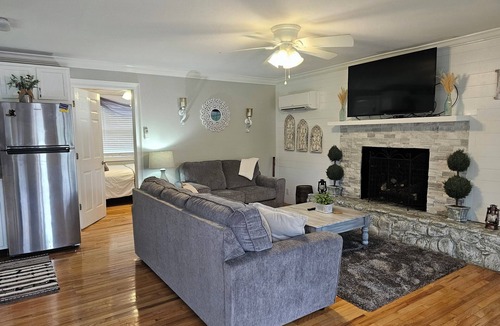 Tunnel Hill House | Dockside Cottage