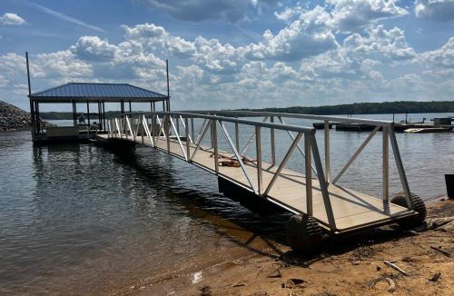 Clarksville House | Dockside Dreamz 1 with beach and dock