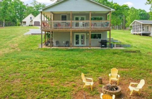 Clarksville House | Dockside Dreamz 1 with beach and dock