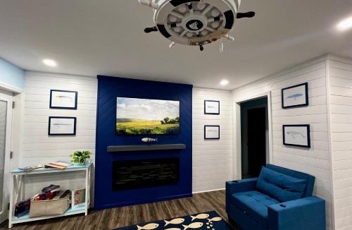 Clarksville House | Dockside Dreamz- Lakefront duplex with dock and beach - sleeps 12