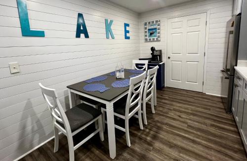 Clarksville House | Dockside Dreamz- Lakefront duplex with dock and beach - sleeps 12
