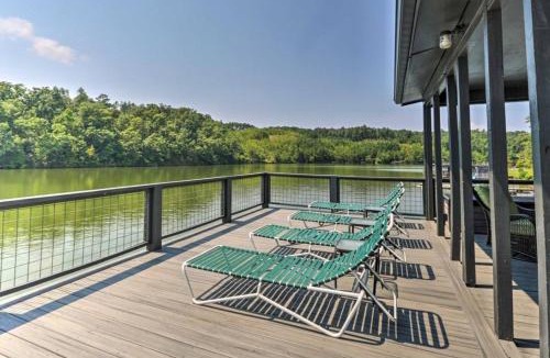 Jacksons' Gap House | Dockside Lakefront Escape Deck Views