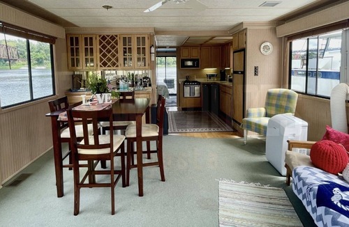 Downtown Boat Rental | Dockside Retreat Aboard Savannah Rae